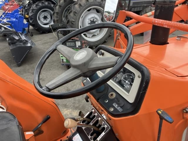 Tractor — Auction (lot 8451-1055)