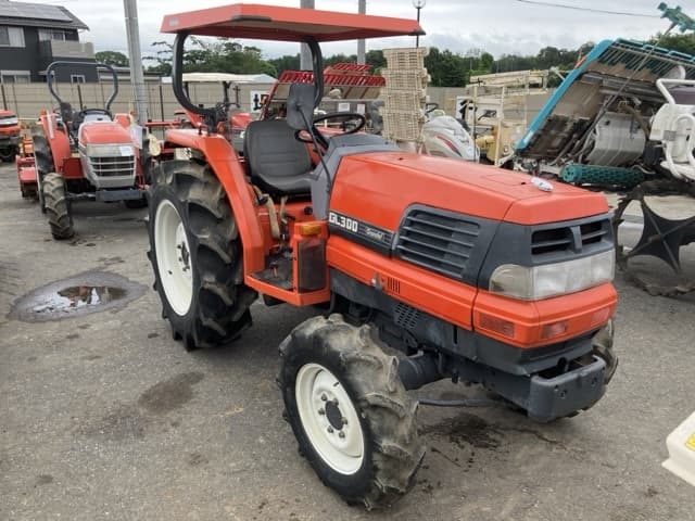 Tractor — Auction (lot 8451-1211)