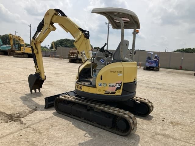 MINI EXCAVATOR — Auction (lot 8451-152)