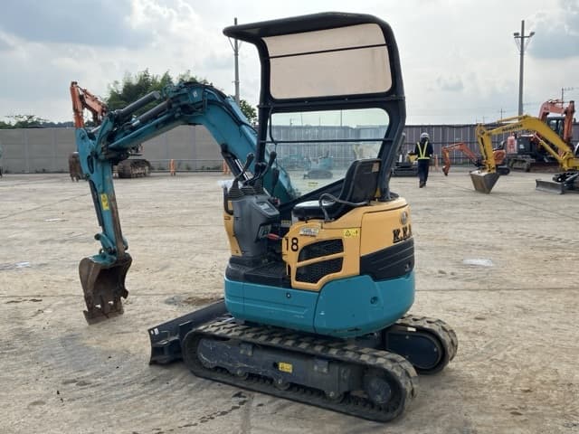 MINI EXCAVATOR — Auction (lot 8451-172)