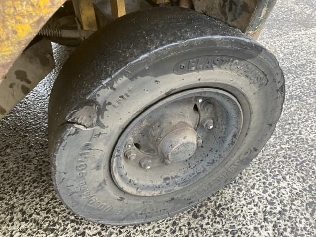 Forklift — Auction (lot 8451-2057)