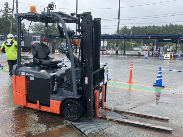 Battery Forklift — Auction (lot 8451-2064)