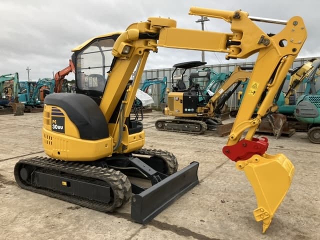 MINI EXCAVATOR — Auction (lot 8451-320)