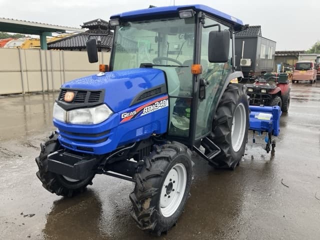 Tractor — Auction (lot 8451-1013)