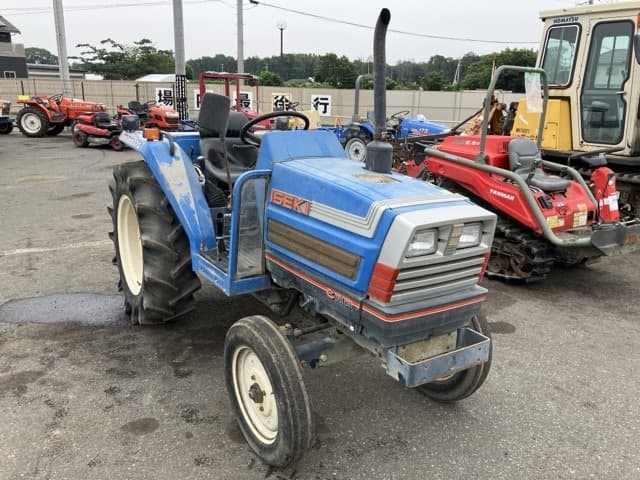 Tractor — Auction (lot 8451-1017)