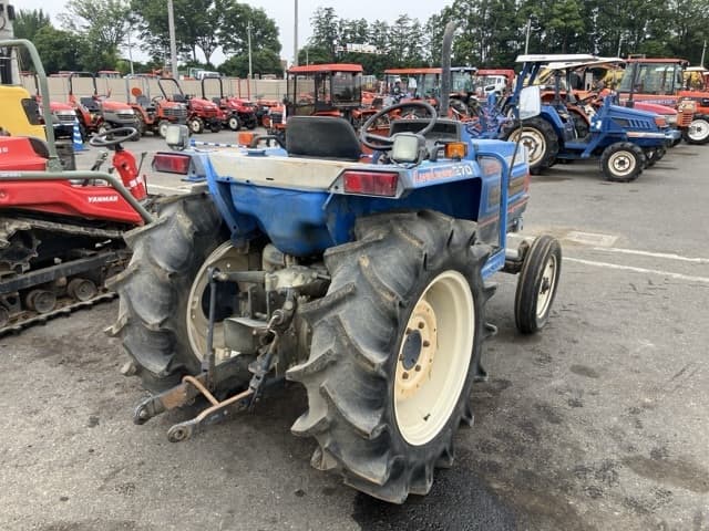 Tractor — Auction (lot 8451-1017)