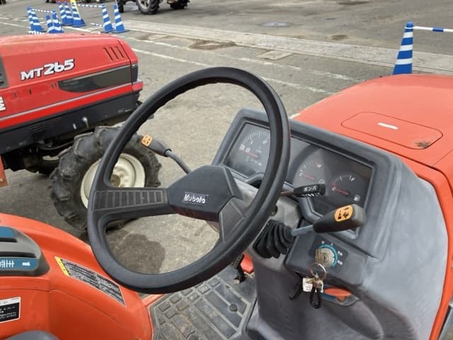 Tractor — Auction (lot 8451-1213)