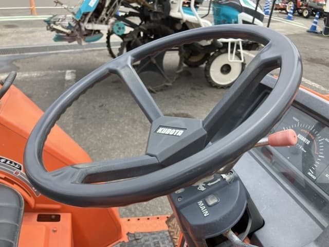 Tractor — Auction (lot 8451-1230)