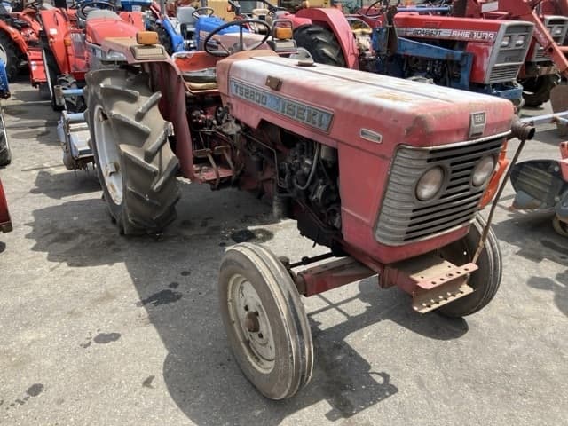 Tractor — Auction (lot 8451-1305)