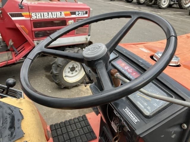 Tractor — Auction (lot 8451-1835)