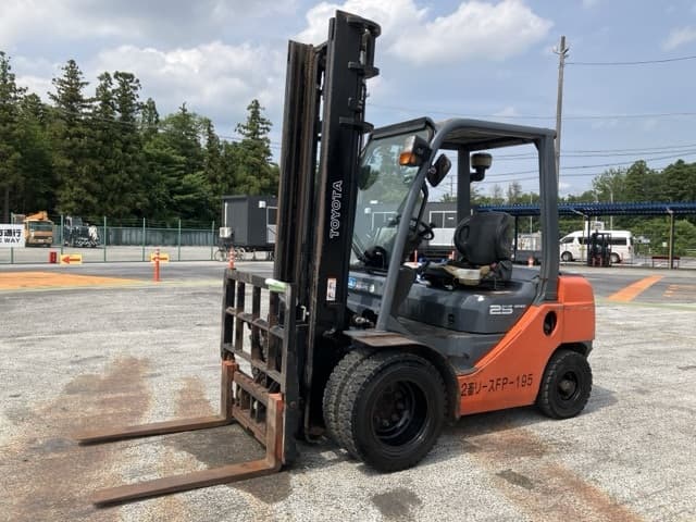 Forklift — Auction (lot 8451-2037)