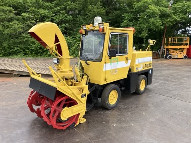 SNOW REMOVING MACHINE — Auction (lot 8451-30002)