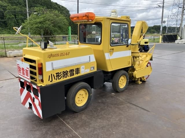 SNOW REMOVING MACHINE — Auction (lot 8451-30002)