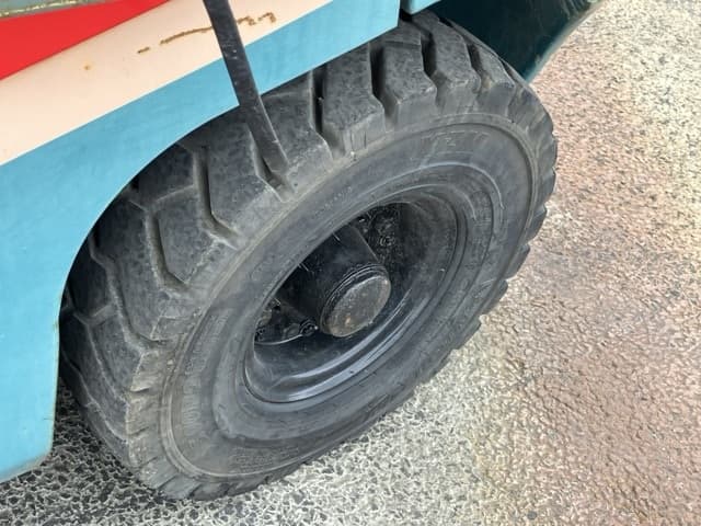 Forklift — Auction (lot 8456-2035)
