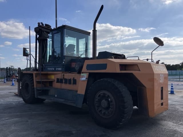 Forklift — Auction (lot 8456-2040)