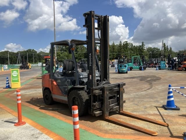 Forklift — Auction (lot 8456-2805)