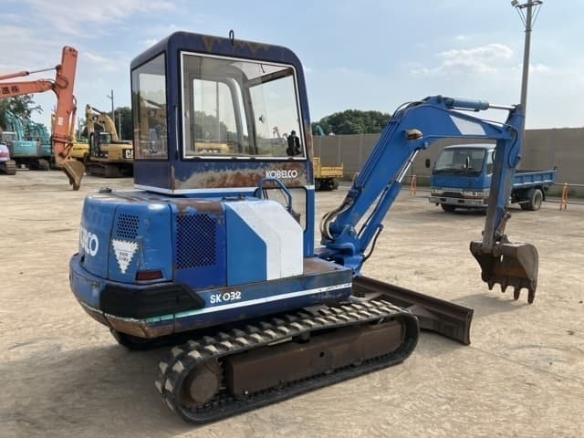MINI EXCAVATOR — Auction (lot 8456-383)