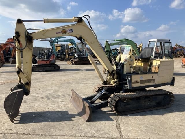 MINI EXCAVATOR — Auction (lot 8457-132)