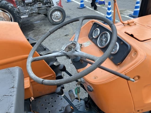 Tractor — Auction (lot 8457-1323)