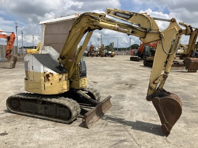 MINI EXCAVATOR — Auction (lot 8457-133)