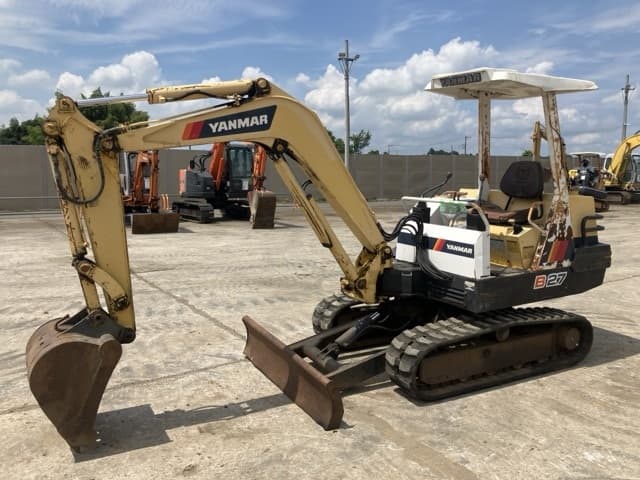 MINI EXCAVATOR — Auction (lot 8457-135)