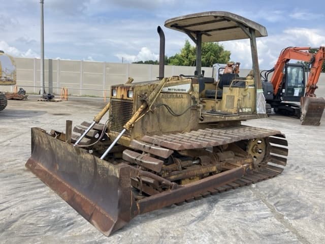 Bulldozer — Auction (lot 8457-17)