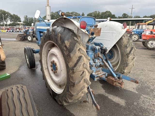 Tractor — Auction (lot 8457-1832)