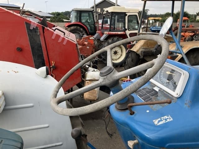 Tractor — Auction (lot 8457-1832)