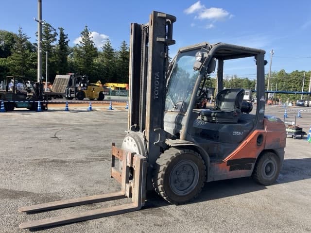Forklift — Auction (lot 8457-2001)