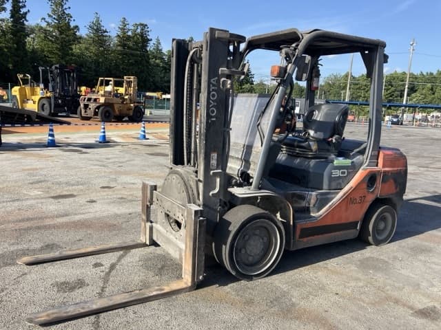 Forklift — Auction (lot 8457-2004)