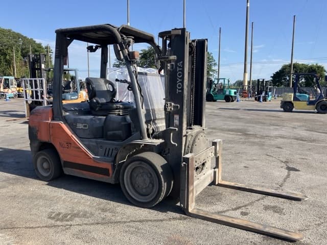 Forklift — Auction (lot 8457-2004)
