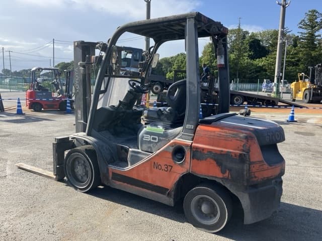 Forklift — Auction (lot 8457-2004)