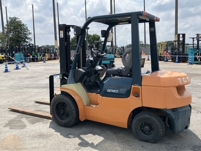 Forklift — Auction (lot 8457-2057)