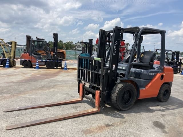 Forklift — Auction (lot 8457-2060)