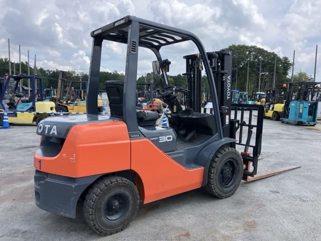 Forklift — Auction (lot 8457-2060)