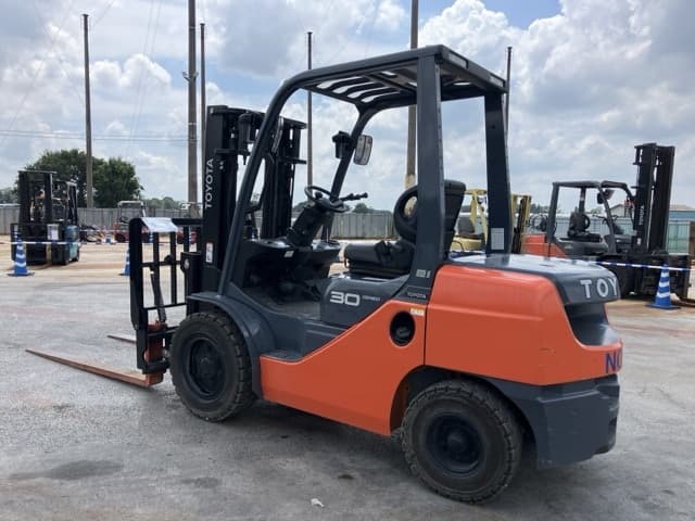 Forklift — Auction (lot 8457-2060)