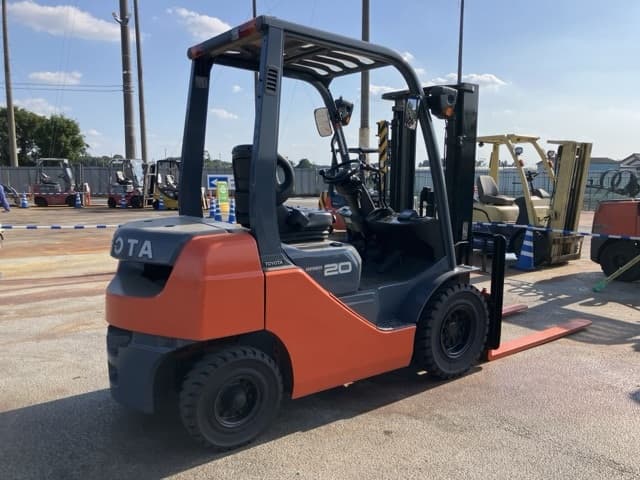 Forklift — Auction (lot 8457-2083)