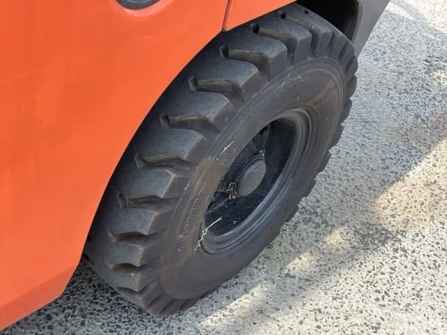 Forklift — Auction (lot 8457-2090)