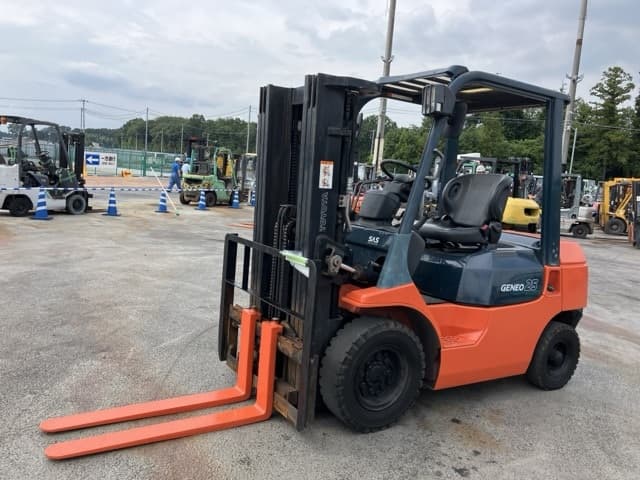 Forklift — Auction (lot 8457-2135)