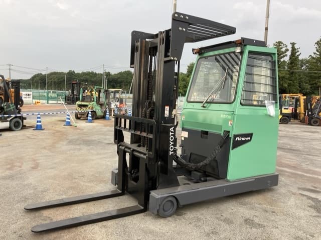 Reach Forklift — Auction (lot 8457-2142)