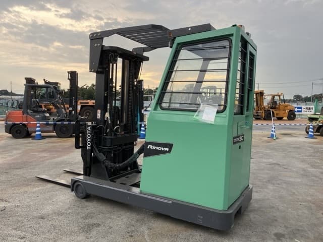 Reach Forklift — Auction (lot 8457-2142)