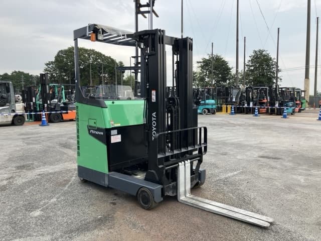 Reach Forklift — Auction (lot 8457-2162)