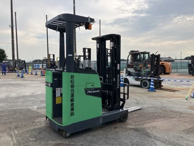 Reach Forklift — Auction (lot 8457-2162)