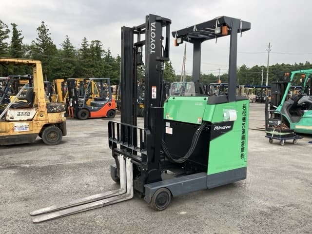 Reach Forklift — Auction (lot 8457-2163)