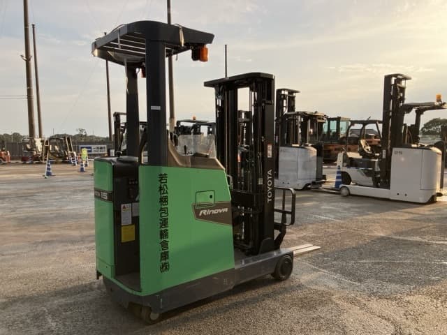 Reach Forklift — Auction (lot 8457-2164)