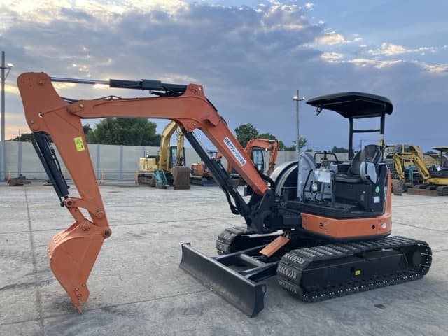 MINI EXCAVATOR — Auction (lot 8457-260)