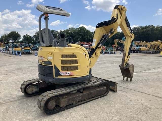 MINI EXCAVATOR — Auction (lot 8457-27)