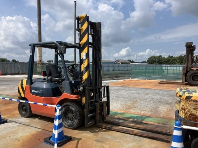 Forklift — Auction (lot 8457-2807)