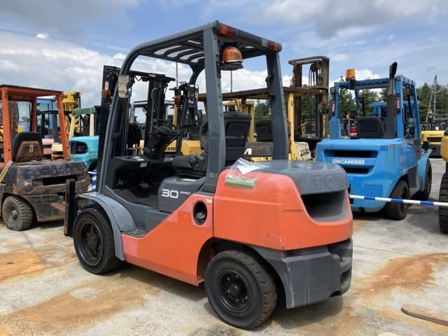 Forklift — Auction (lot 8457-2808)