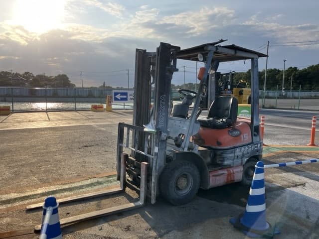 Forklift — Auction (lot 8457-2810)